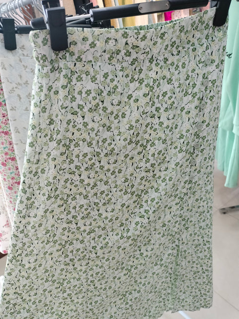 Floral Slit Skirts Embedded With Buttons